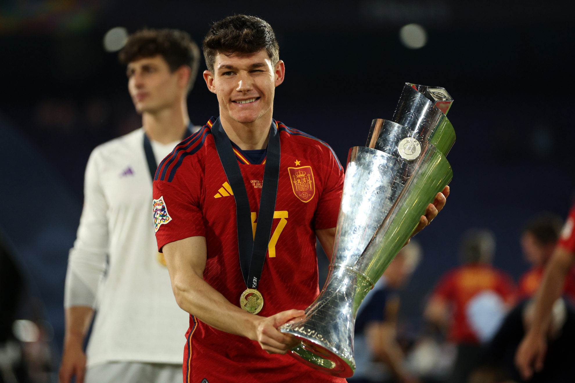 Fran García, con el trofeo de la Nations League en 2023.