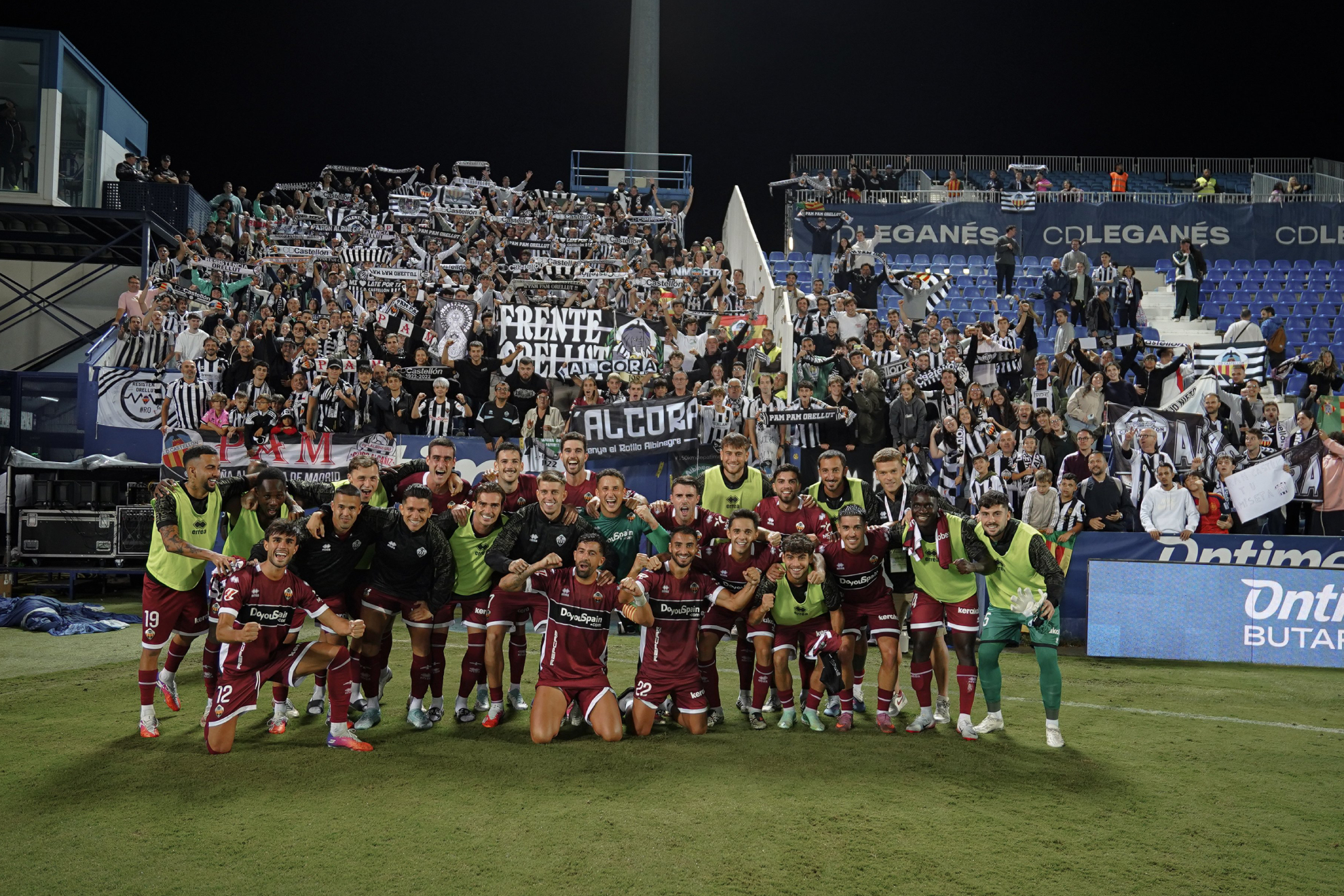 El Castellón, celebrando la victoria en Butarque con su afición. CD CASTELLÓN