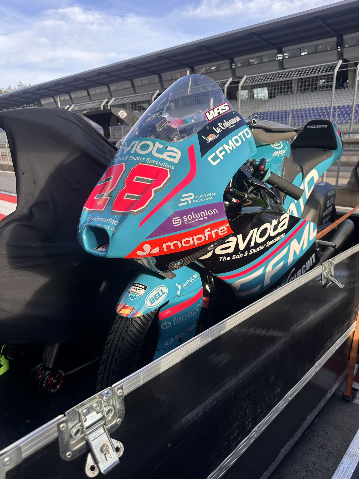 La KTM de Quiles, rumbo a Motegi.