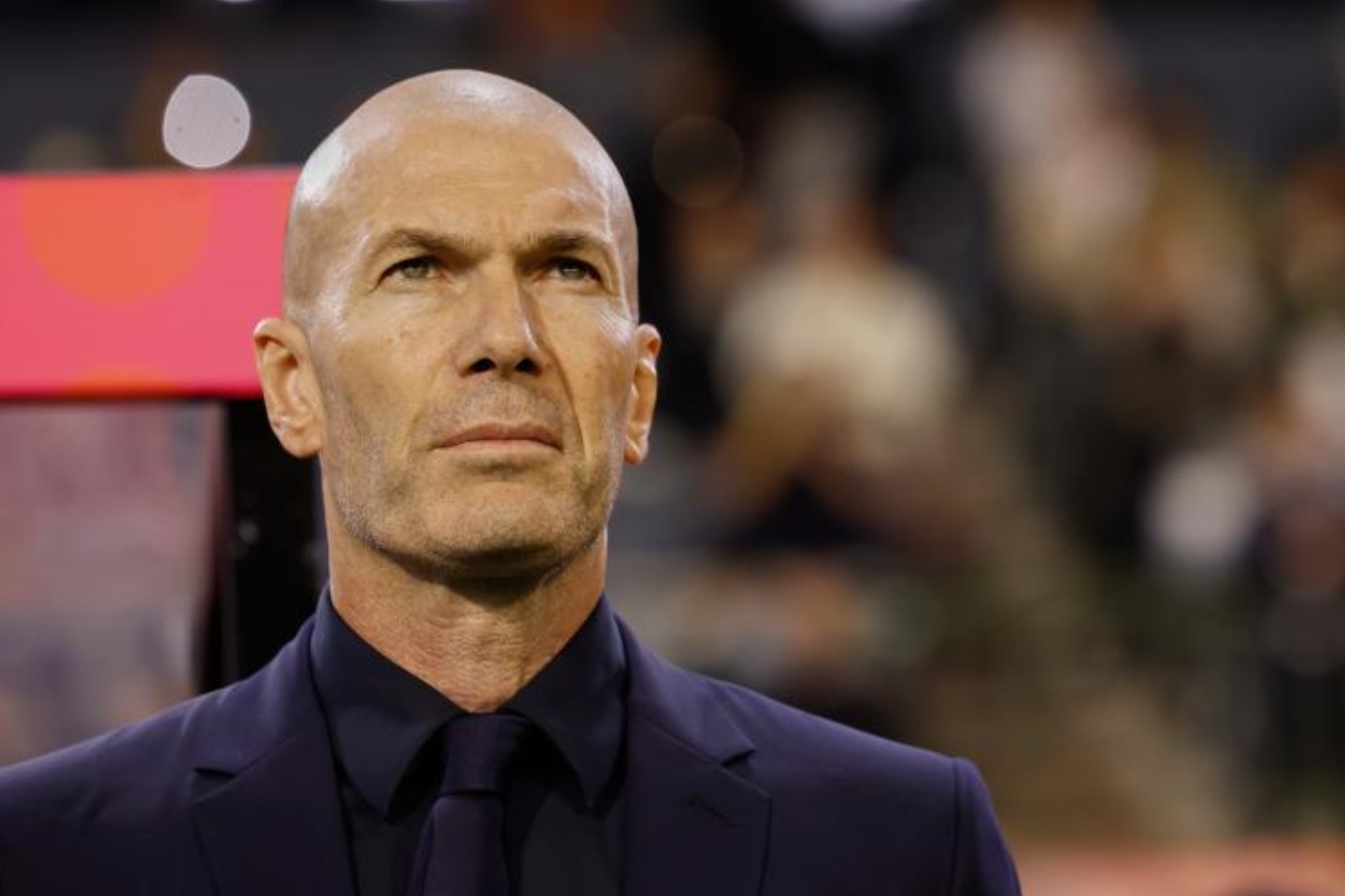 Zidane, con gesto serio, en un encuentro de la selección de Francia. LAPRESSE