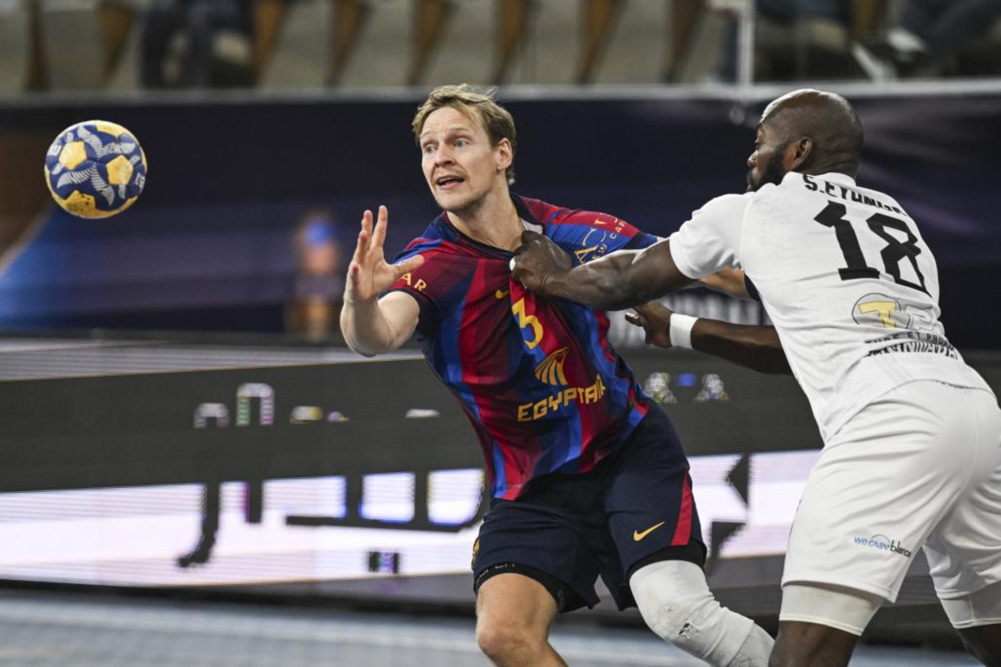 El central islandés del Barça Janus Smarasson, en el partido ante el Montada Derb Sultan marroquí.