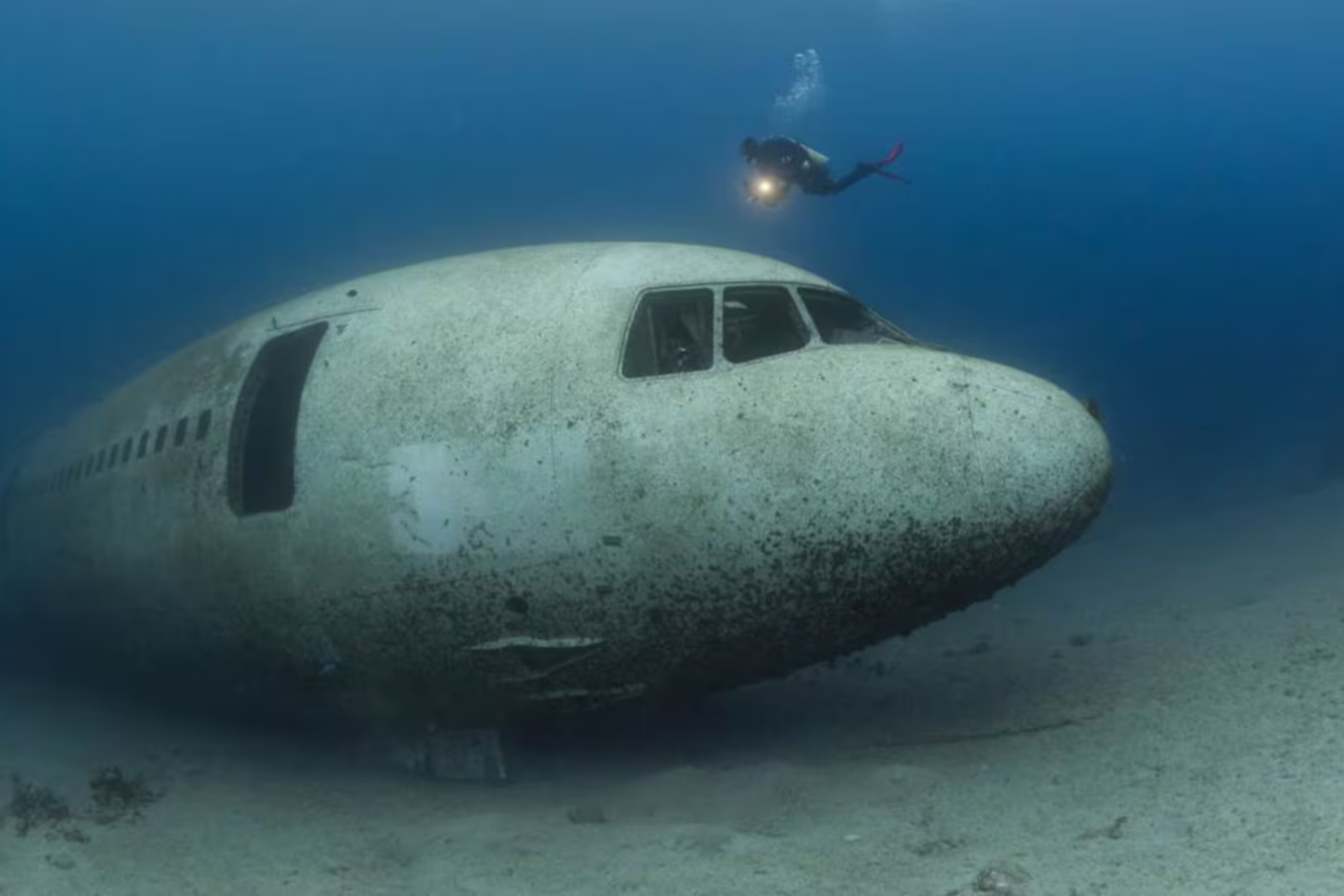 Un avión militar retirado descansa hoy en el fondo del golfo de Aqaba, frente a la costa de Jordania