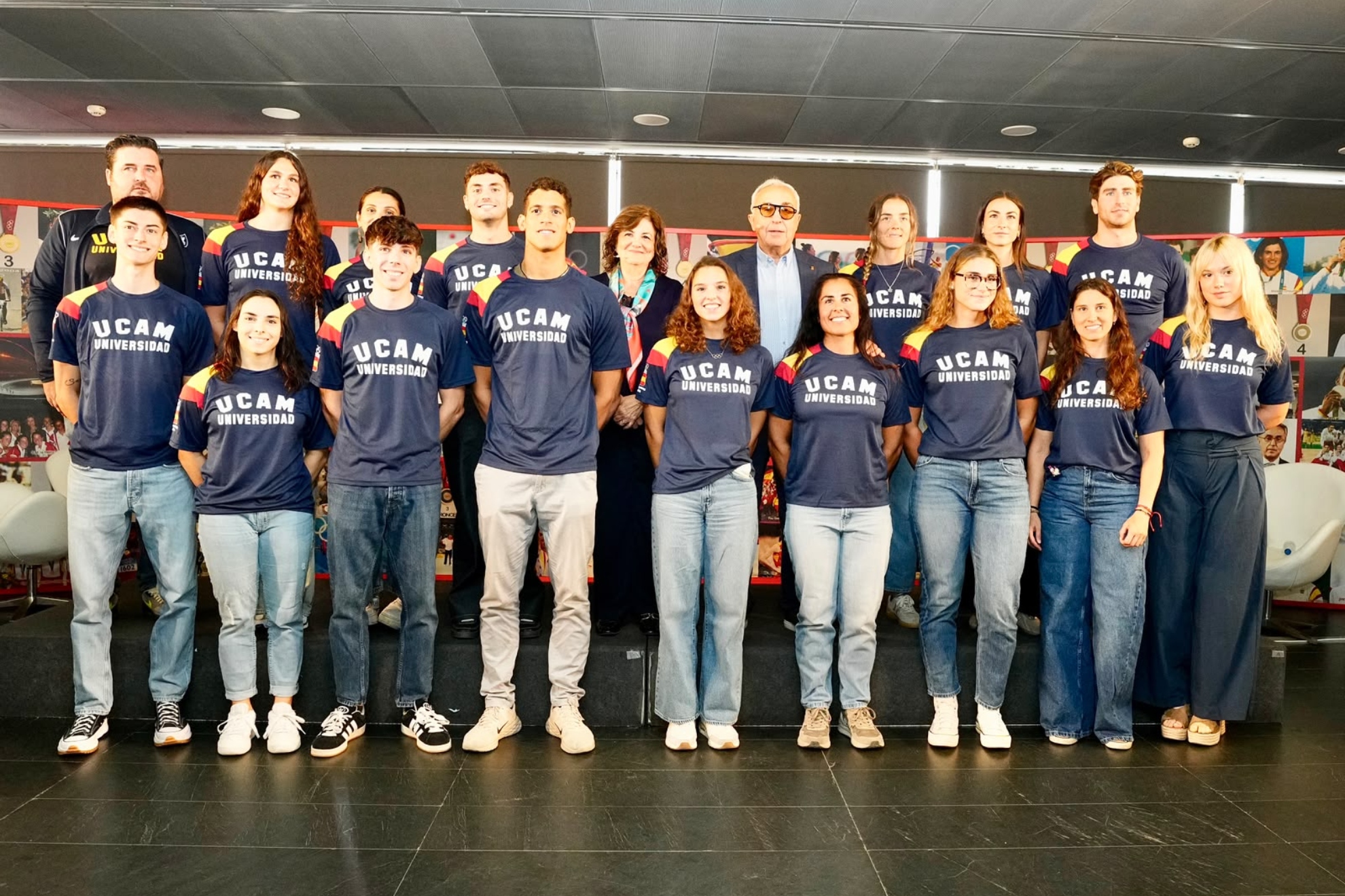 La presidenta de la UCAM, María Dolores García, y el presidente Alejandro Blanco, con los 15 nuevos alumnos NACHO CASARES (COE)