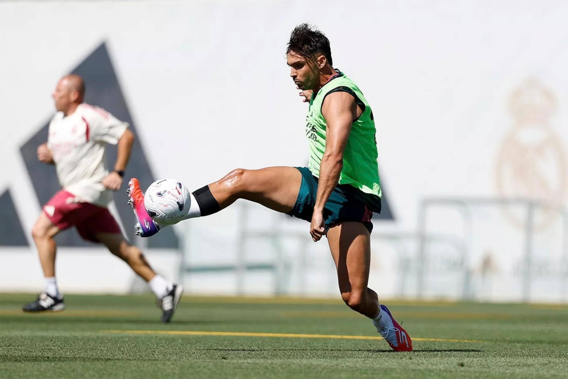 Asencio, luciendo la protección en la tibia derecha en un entrenamiento. REALMADRID.COM