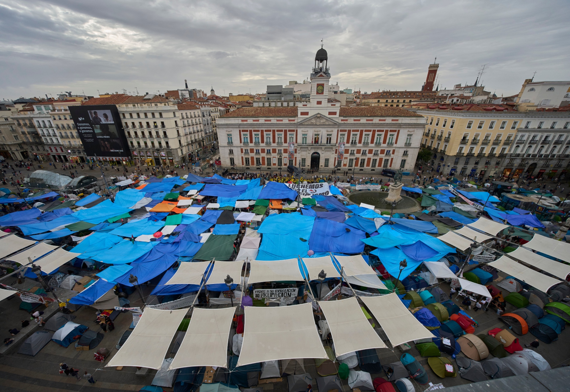 Los acampados en Sol avisan de que mantendrán la movilización tras unos decretos que ven "insuficientes"
