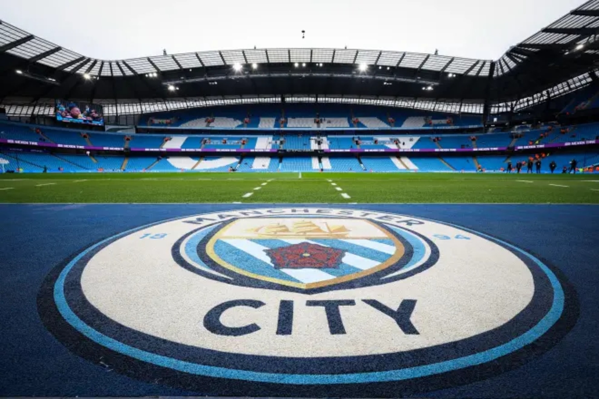 Una imagen del Etihad Stadium con el escudo del City en el césped. EFE