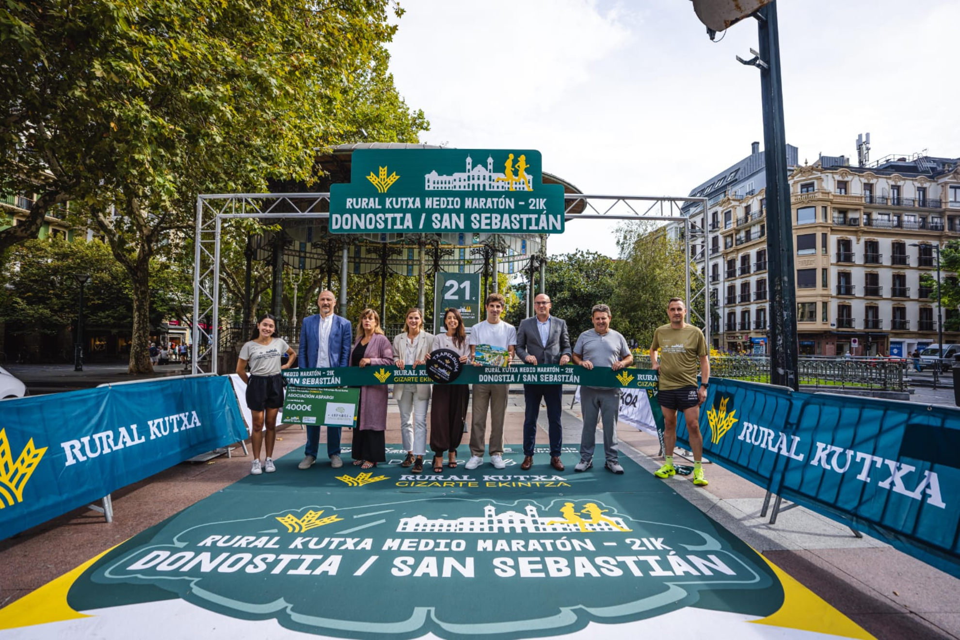 Foto de familia de la presentación de la carrera.