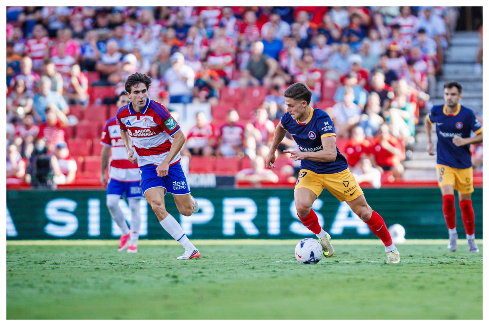 Nacho Quinta encara a Alemañ en el partido de Los Cármenes FC ANDORRA