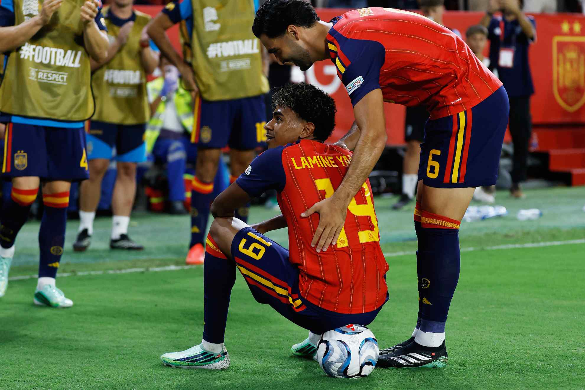 Lamine Yamal celebra su segundo gol sentado sobre el balón. CHEMA REY