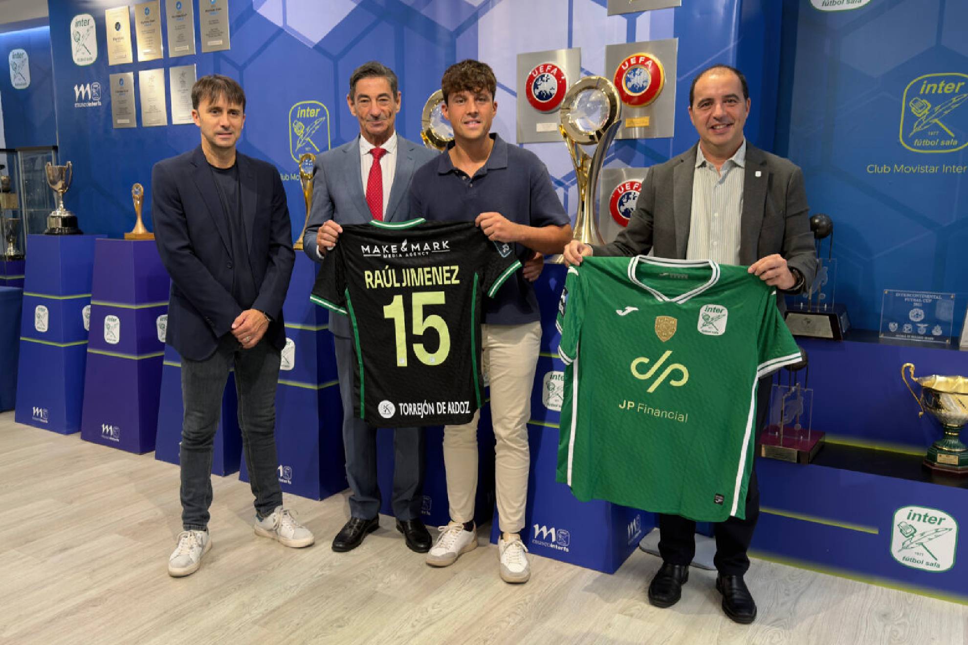 César Muñoz, director deportivo del Inter JP Financial; su presidente, José Manuel Saorín; Raúl Jiménez y José Carlos Delgado, director general de la entidad INTER JP FINANCIAL