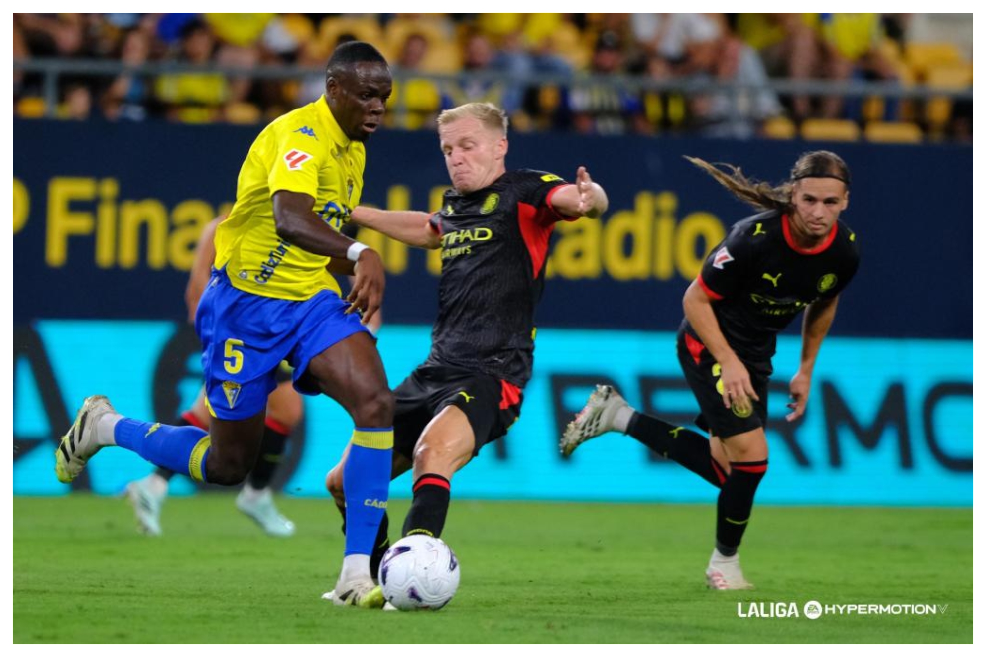 Doué y Van de Beek durante el partido entre Cádiz y Girona