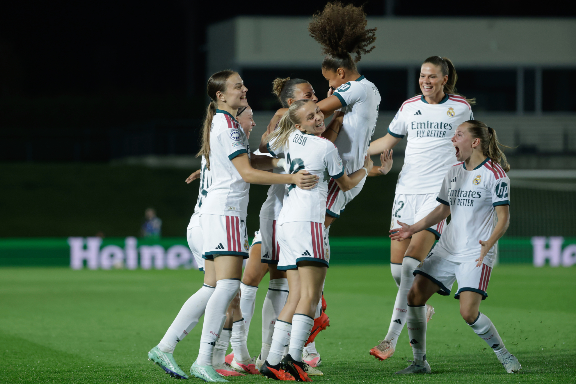 Las jugadoras del Real Madrid celebran un gol ante el PSG en la UWCL EFE