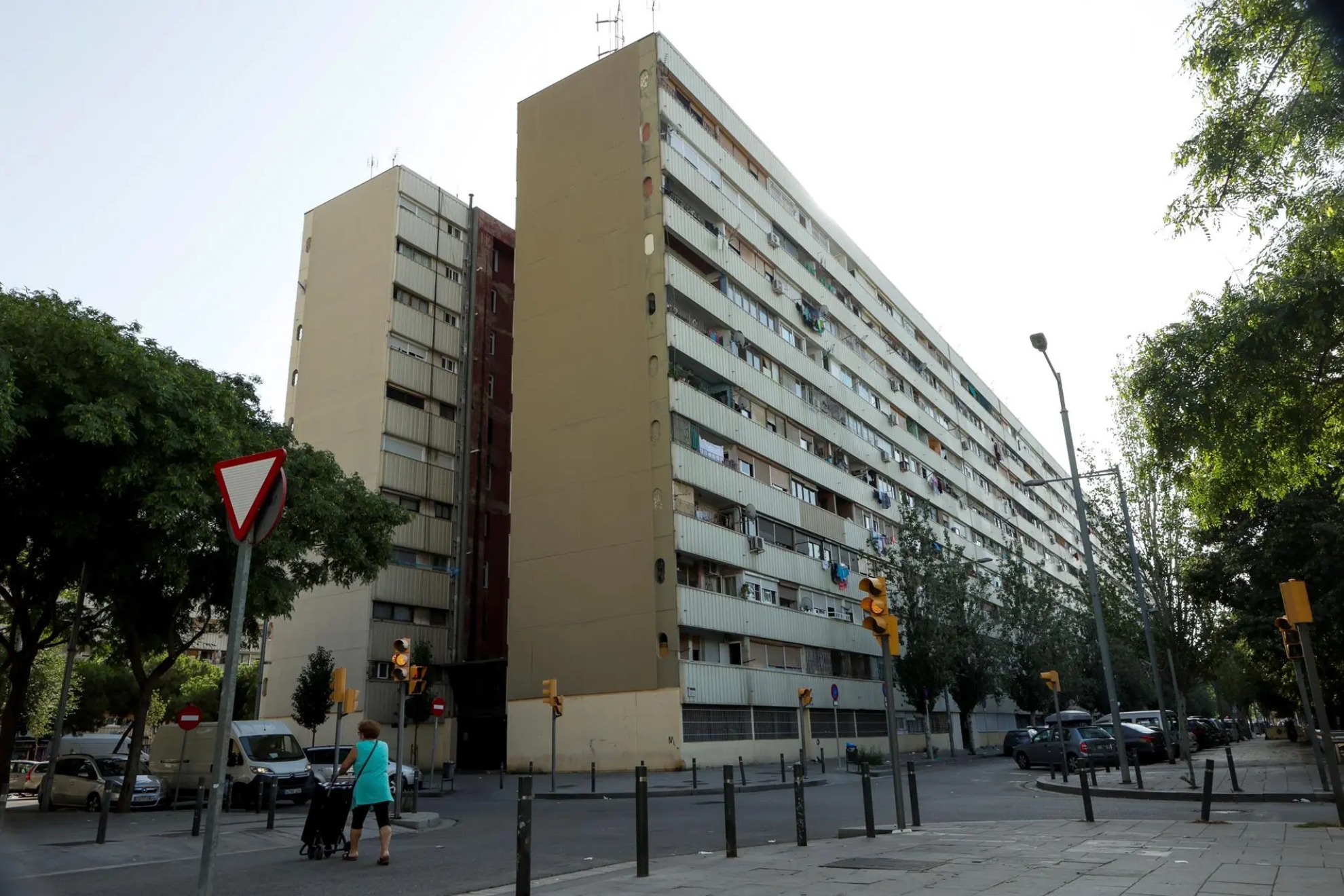 Los vecinos de la comunidad pueden prohibirte pintar las puertas y ventanas del color que quieras EFE