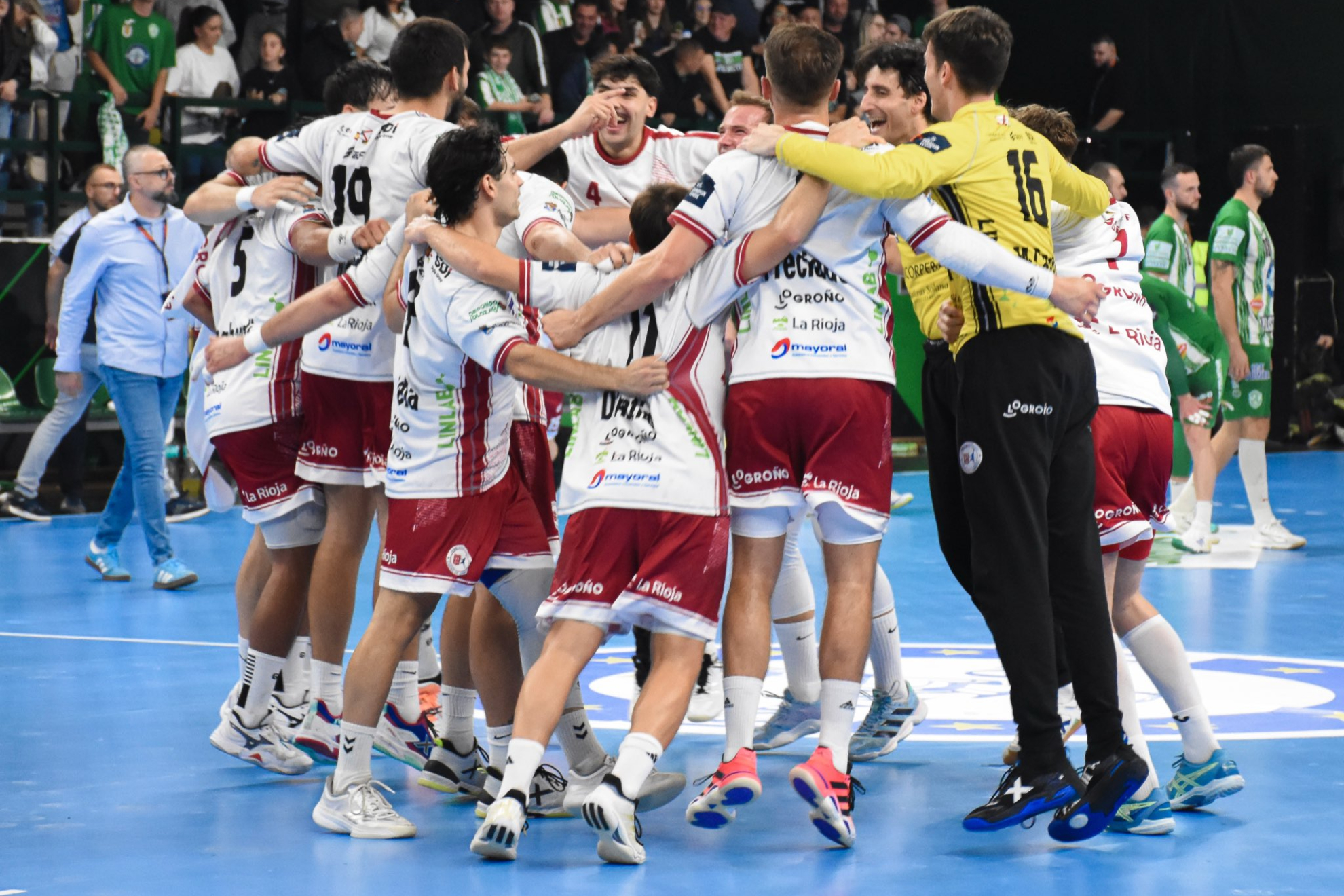 Los jugadores del Logroño celebran su victoria ante el Eurofarm Pelister. @ciudadlogronobm