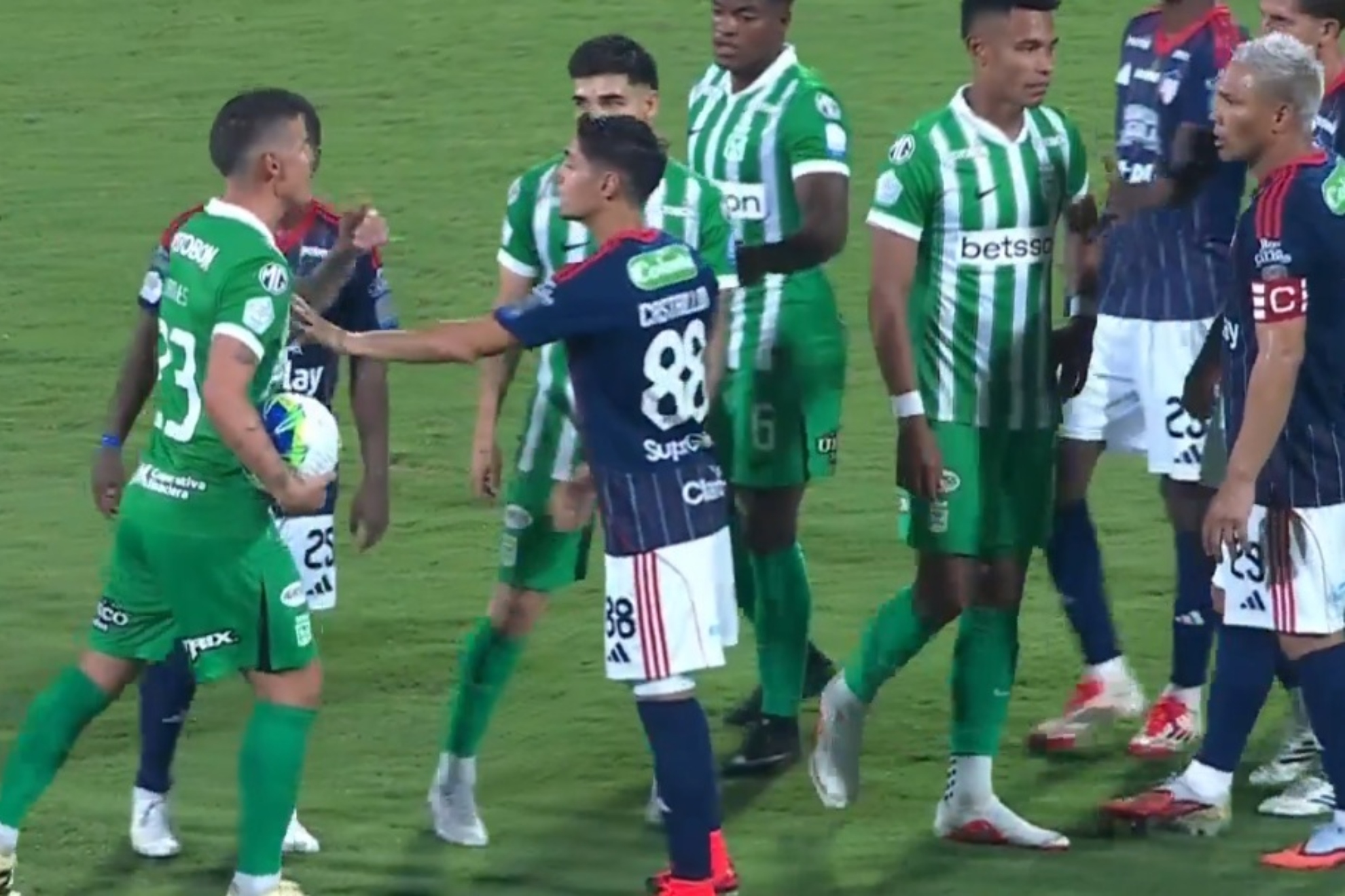Pelea entre James Rodríguez y Teófilo Gutiérrez en Atlético Nacional vs. Junior.