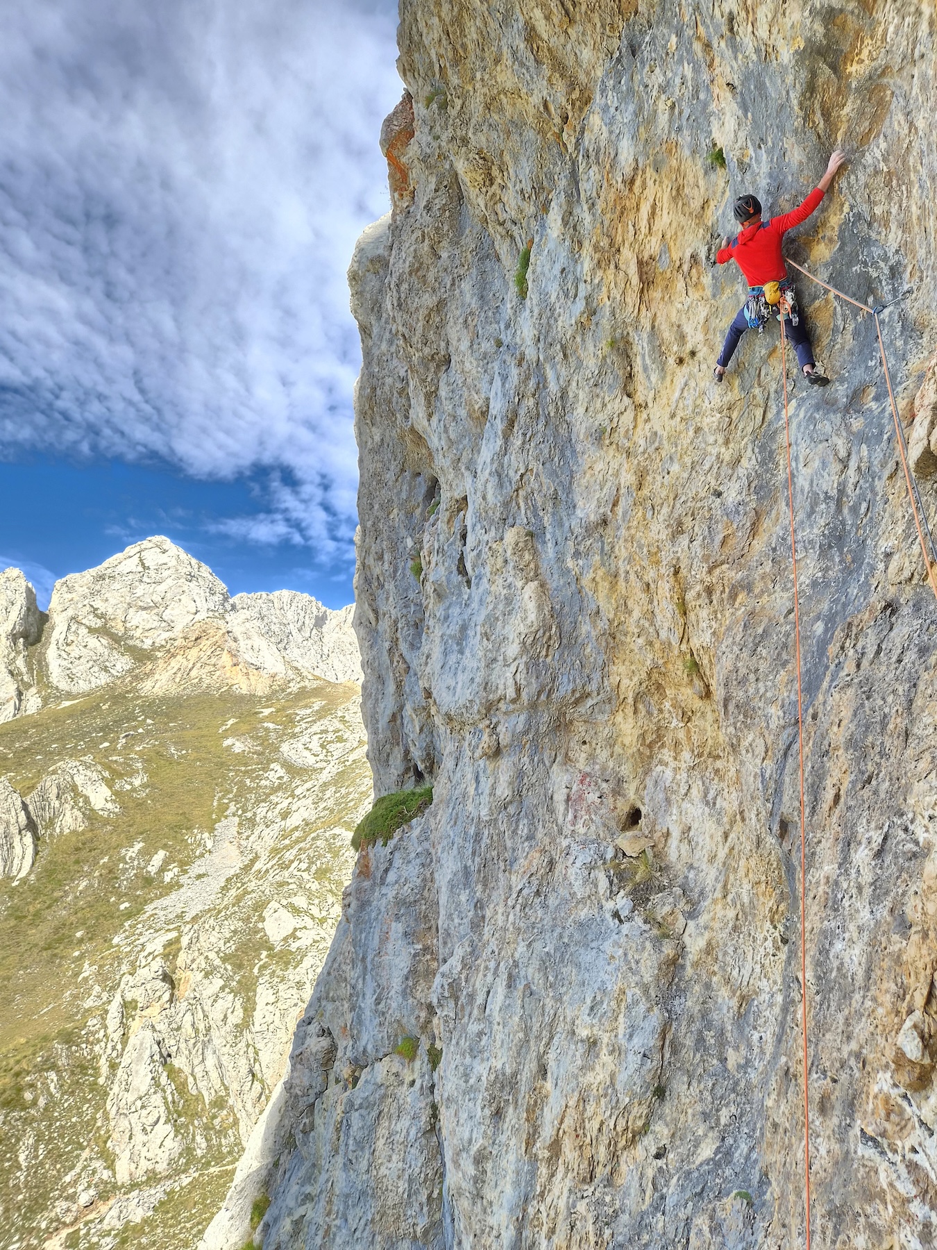 Los Pou, en plena escalada de la vía 'Vicios Ocultos' en los Picos de Europa.