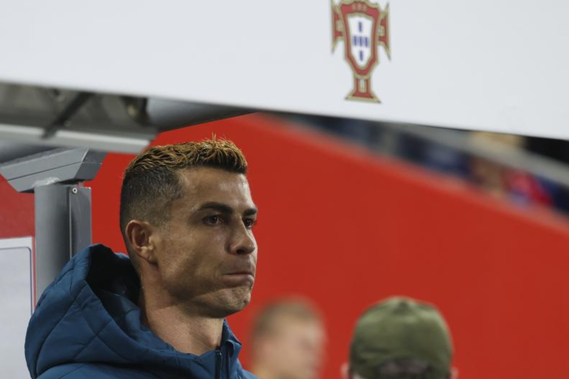 Cristiano Ronaldo, con gesto serio en el banquillo durante el partido ante Noruega. EFE