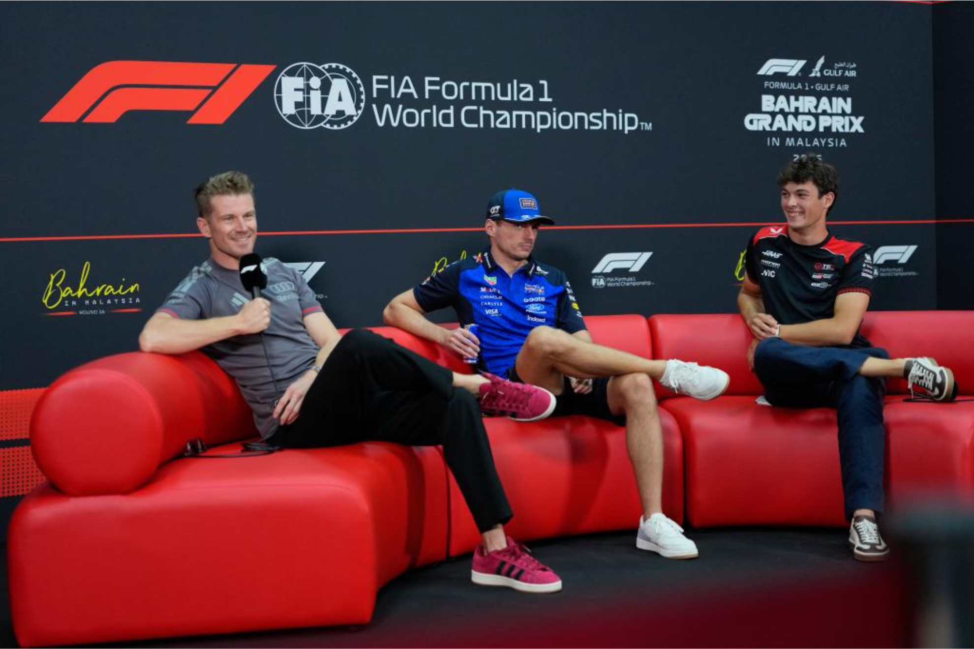 Max Verstappen junto a Nico Hulkenberg y Oliver Bearman en la Ruda de Prensa previa al Gran Premio de Bahrein.