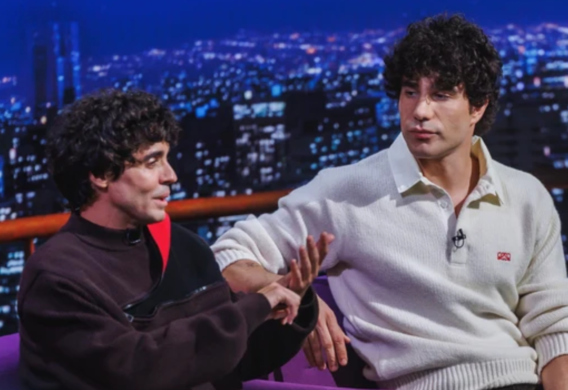 Javier Ambrossi y Javier Calvo rememoran cómo encararon su primera proyección oficial en el certamen para sostener los aplausos del público La Sexta / Cara Al Show