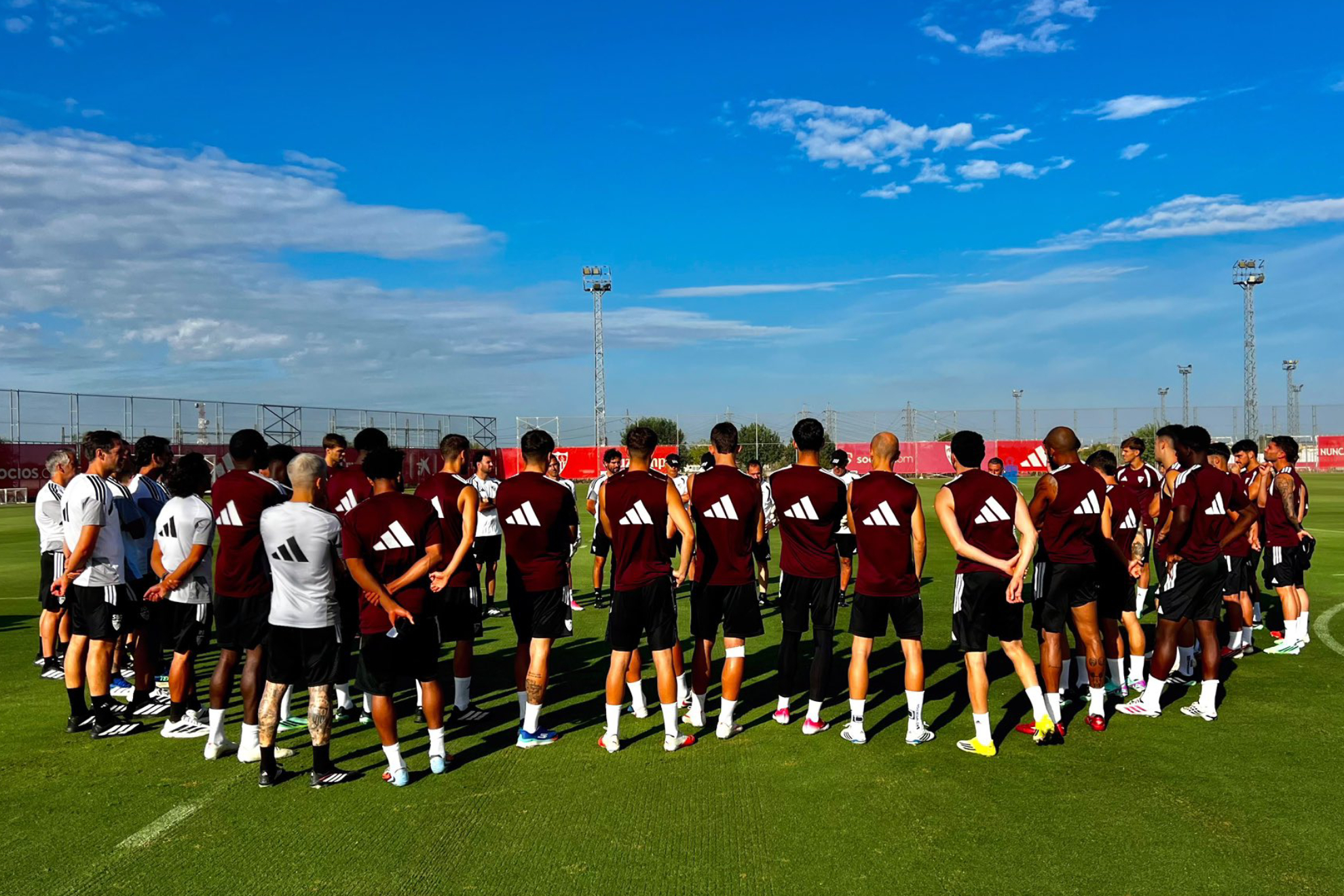 Charla de García Plaza previa al entrenamiento en la ciudad deportiva. SEVILLA FC