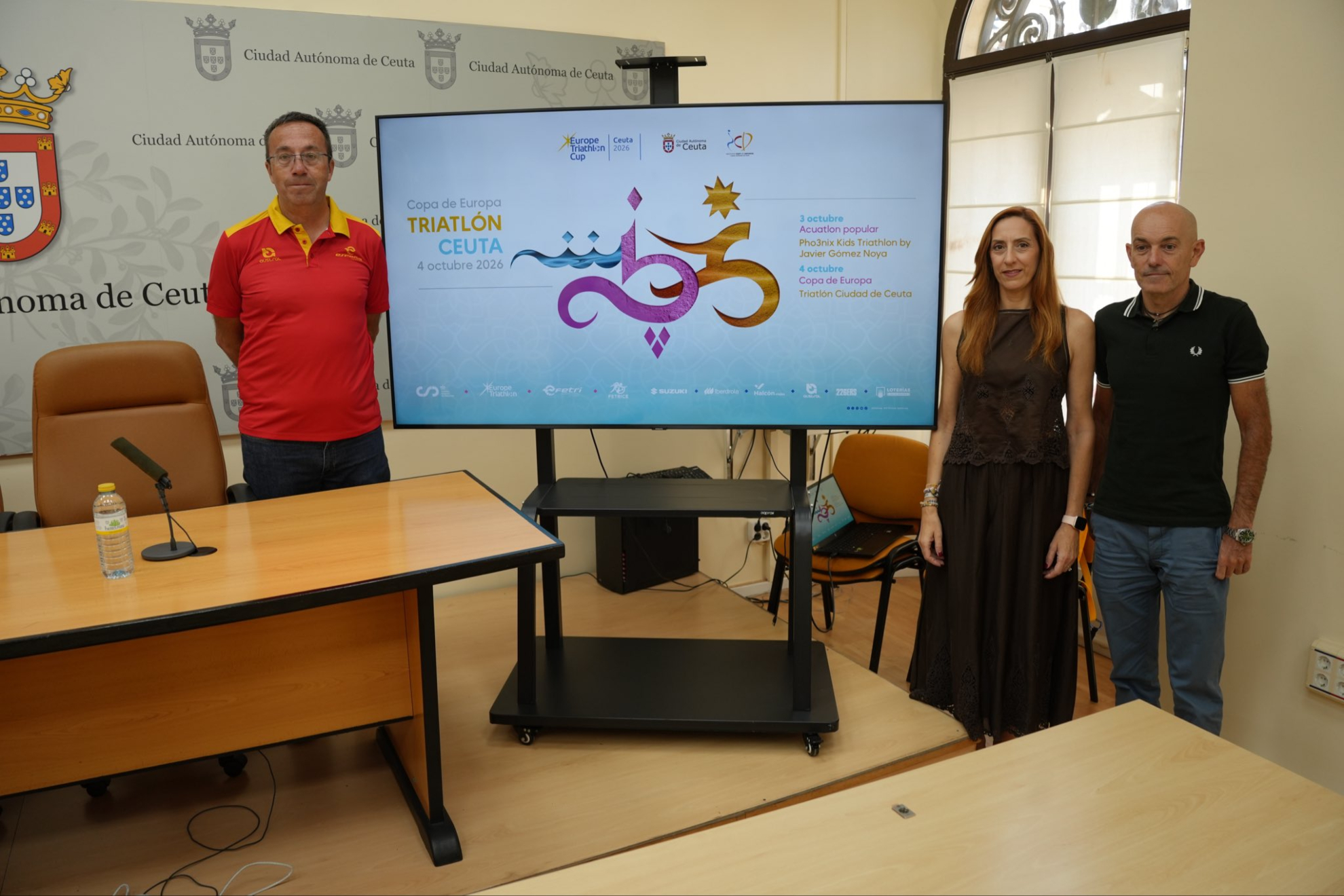 Jorge García, director de competiciones de la FETRI; Araceli García, gerente del Instituto Ceutí de Deportes, y Jorge Ruiz, presidente de la Federación de Triatlón de Ceuta. @icdceuta