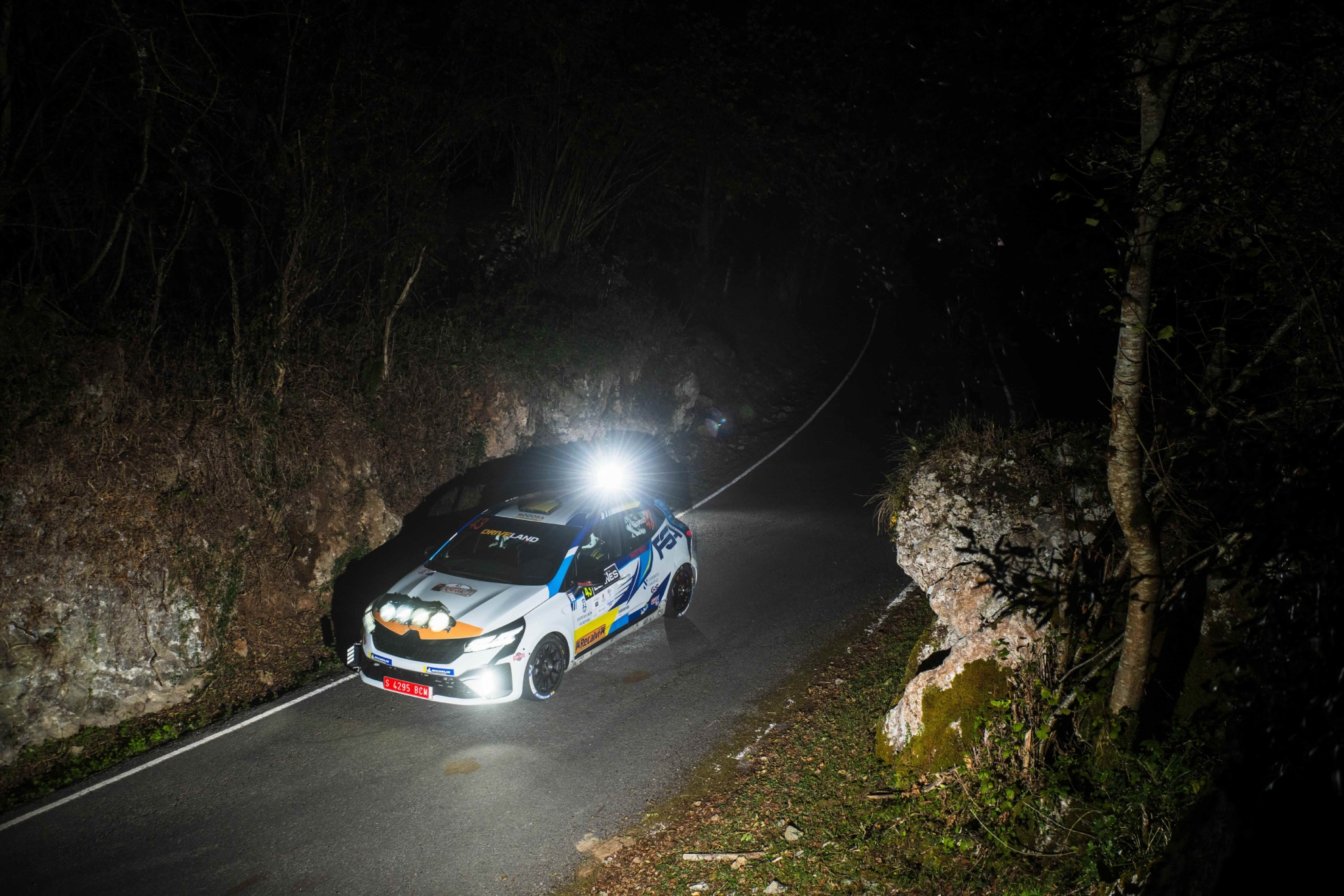 Gayoso, en uno de los tramos nocturnos de Llanes. Shakedown Media / Danny García.
