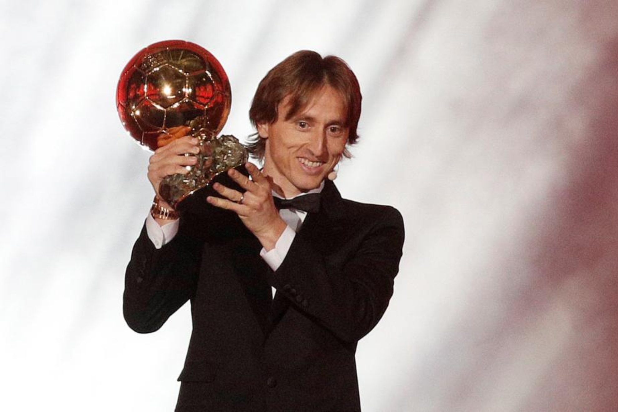 Modric levanta el trofeo del Balón de Oro. EFE