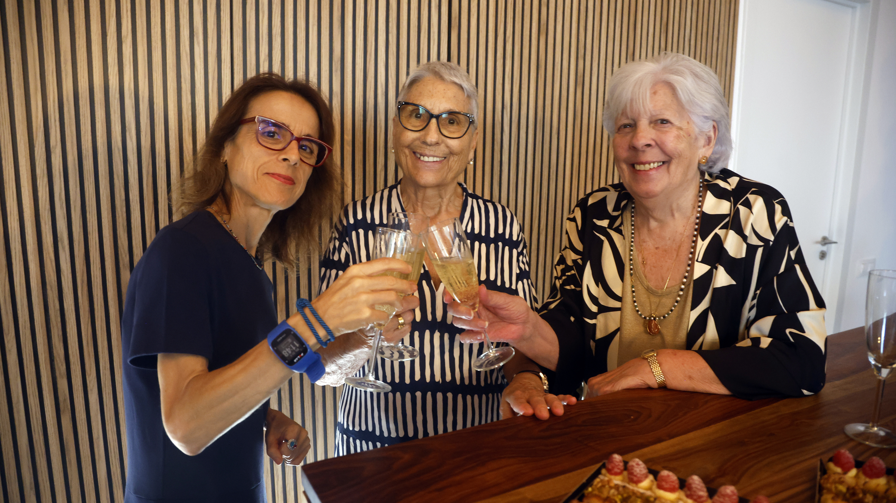 Las abuelas de Olmo junto a la redactora de MARCA