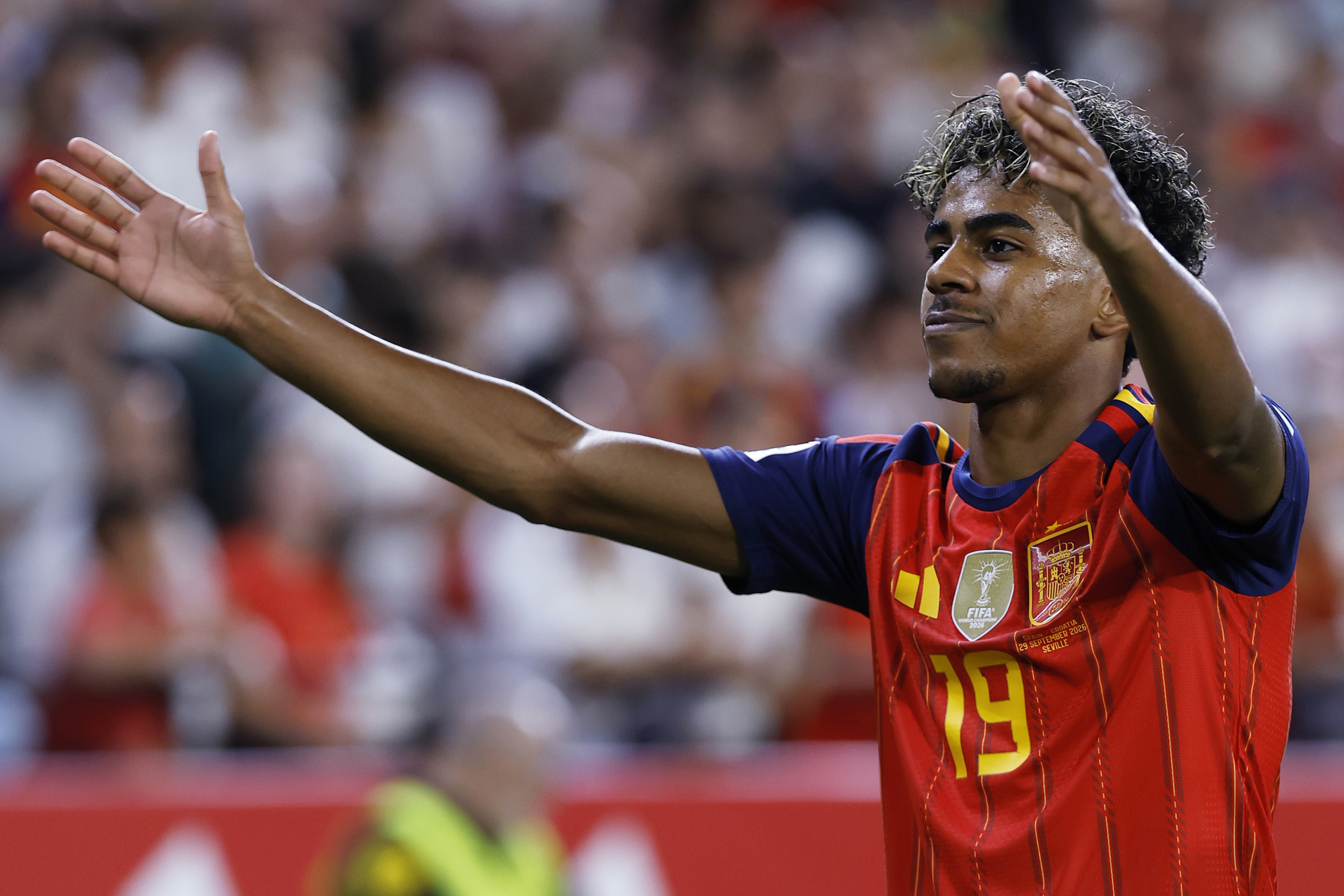 Lamine Yamal celebra con la afición del Sánchez-Pizjuán tras marcar en el España-Croacia.