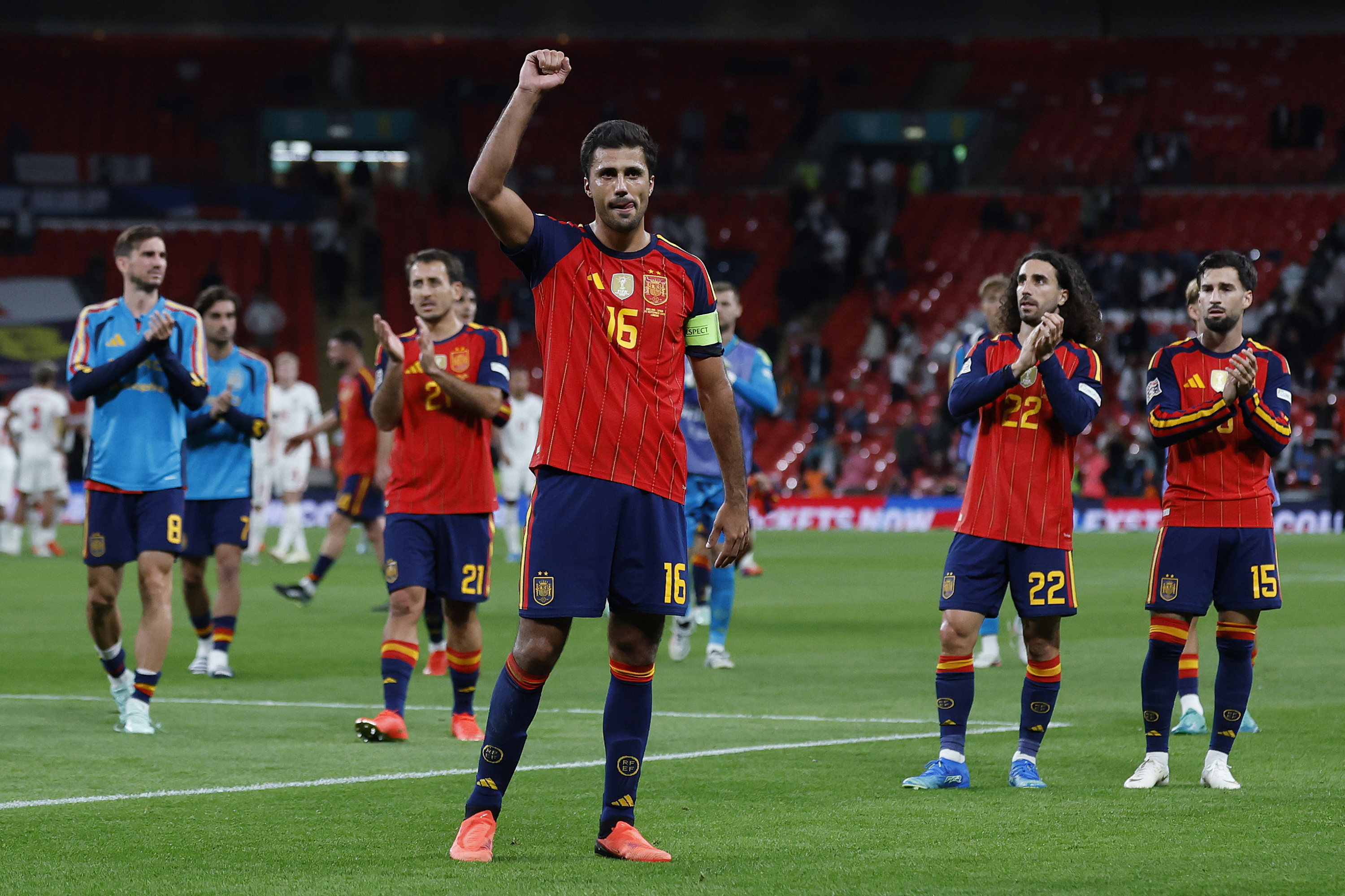 Rodri, con el resto de la selección española, tras la victoria en Inglaterra por 1-2.