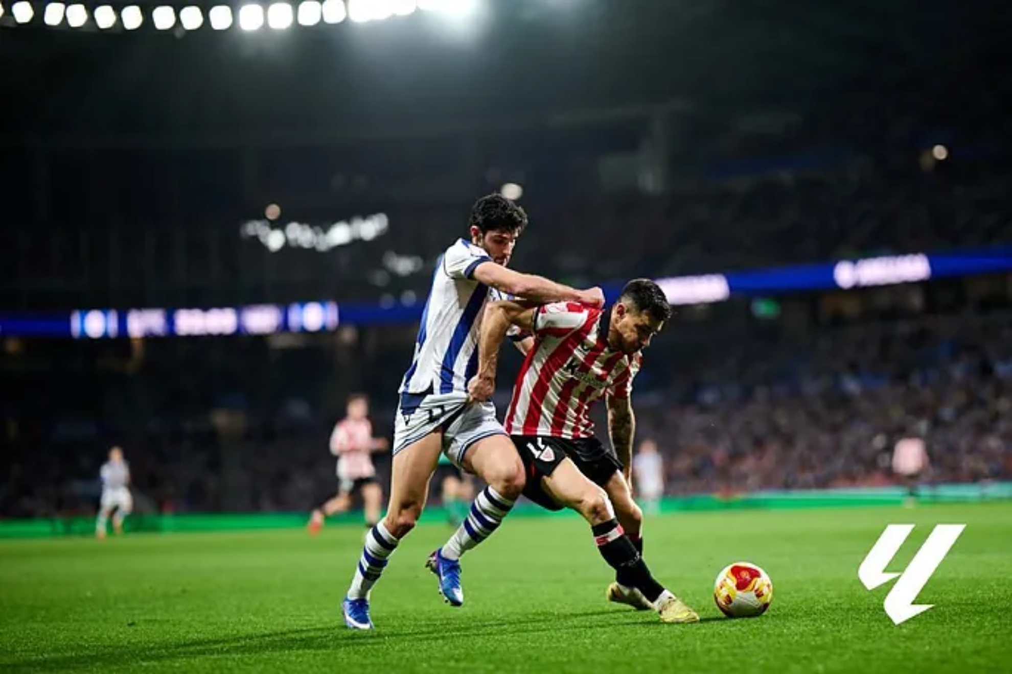 Gonçalo Guedes presiona a Yuri Berchiche, en el útimo Real-Athletic, en marzo. LaLiga