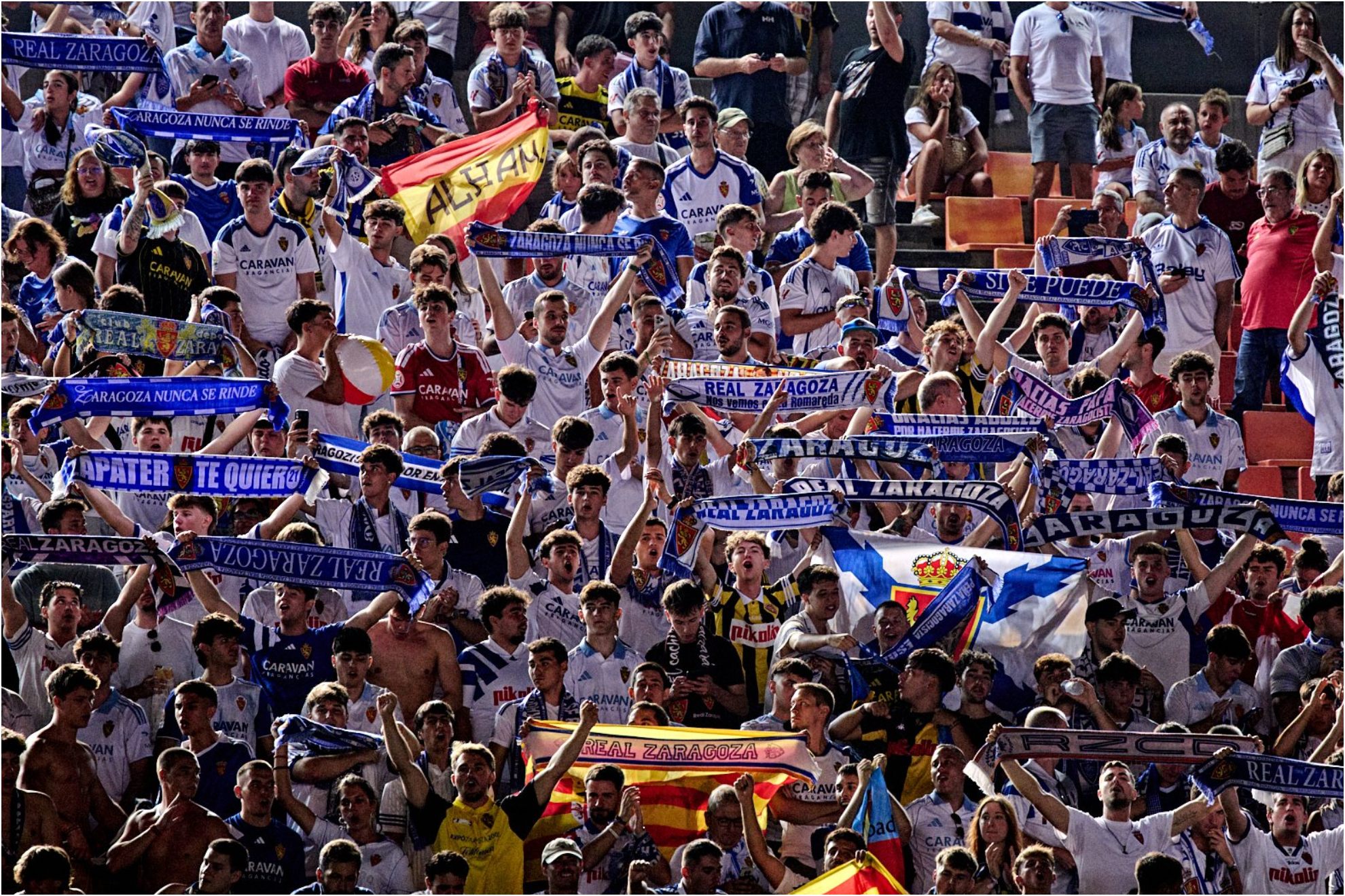 La afición del Zaragoza, dispuesta para animar al equipo durante un partido. REAL ZARAGOZA