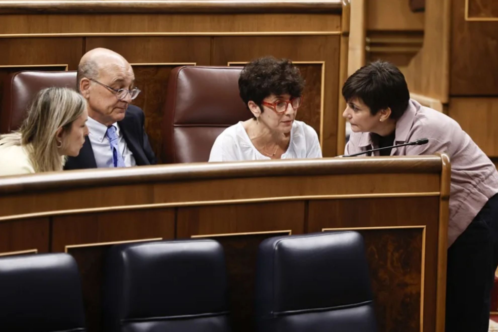 Isabel Rodríguez, ministra de Vivienda y Maribel Vaquero conversando en la sesión de control EFE