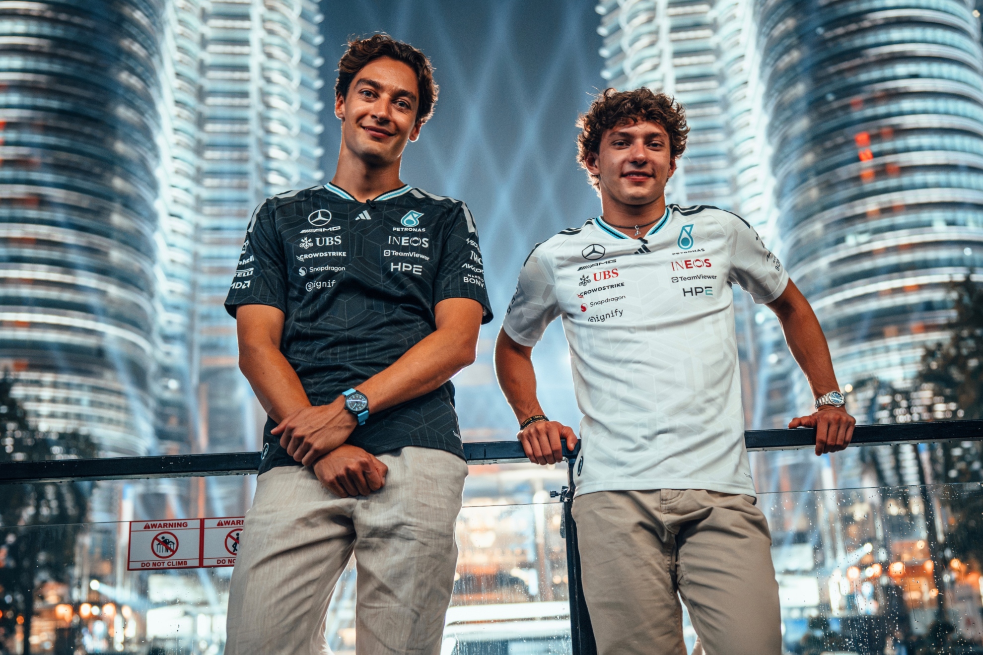Russell y Antonelli posan en las Torres Petronas de Kuala Lumpur.