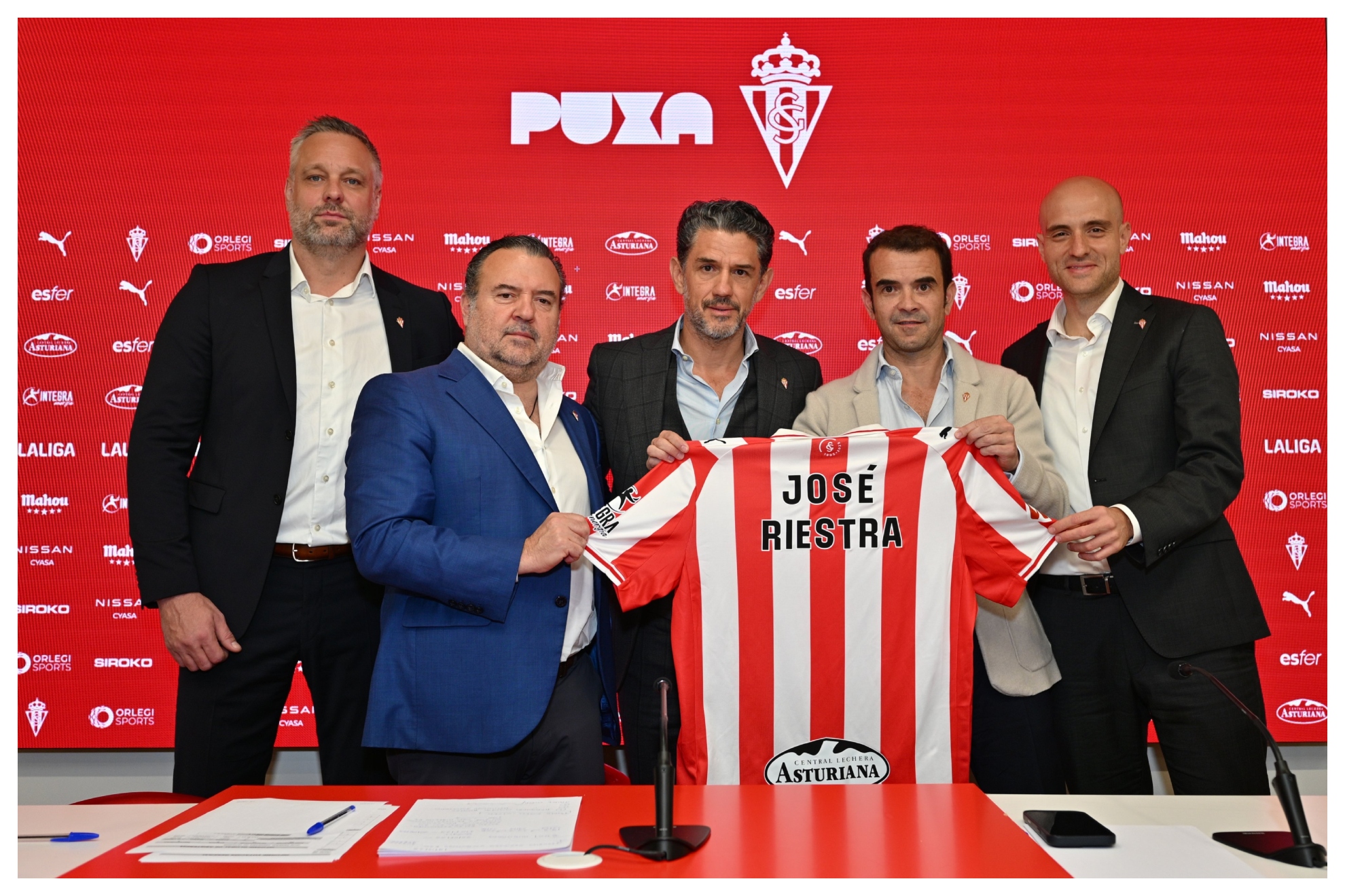 Riestra, segundo por la derecha, el día de su presentación como presidente ejecutivo REAL SPORTING