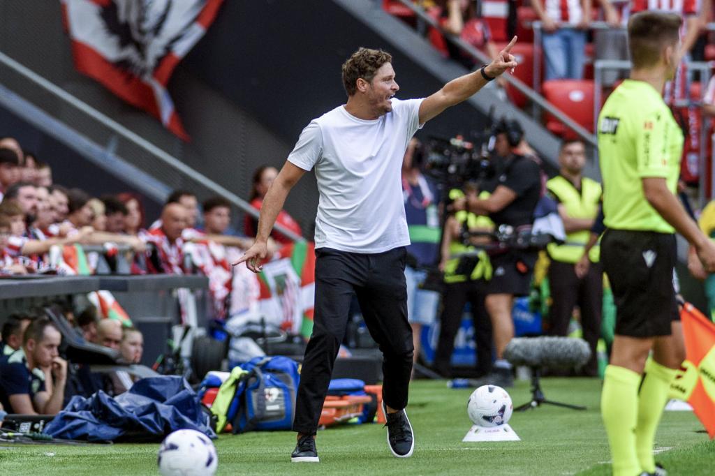 BILBAO, 19/09/2026.- El entrenador del Athletic Club, Edin Terzic, durante el partido de LaLiga entre Athletic Club y Deportivo Alavés, este sábado en el estadio de San Mamés, en Bilbao. EFE/Javier Zorrilla