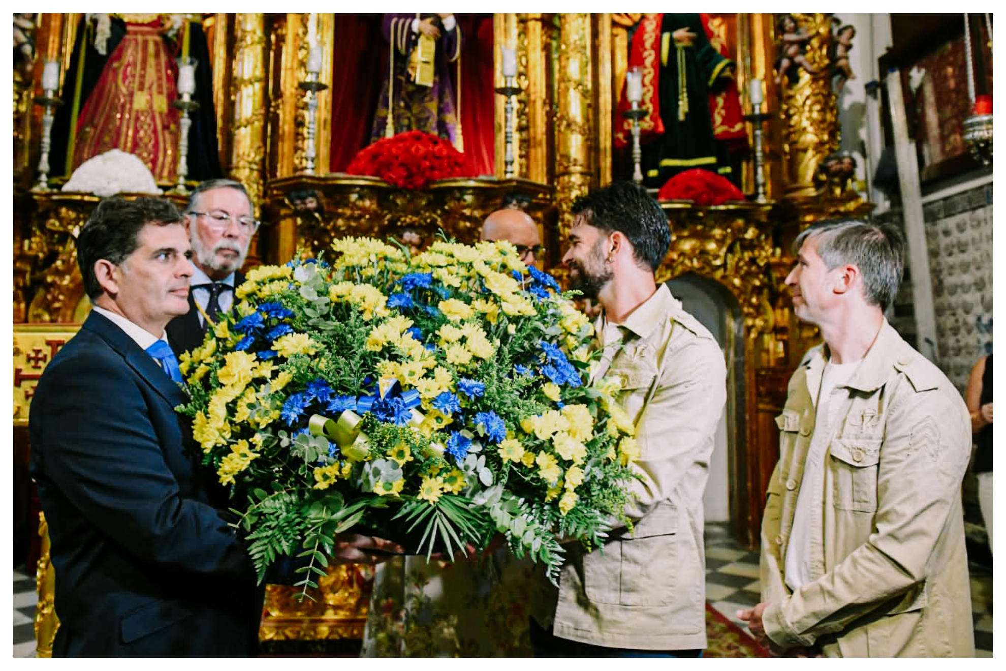 Rafael Contreras, a la izquierda, y Celades durante la ofrenda a Nuestra Señora del Rosario CÁDIZ CF