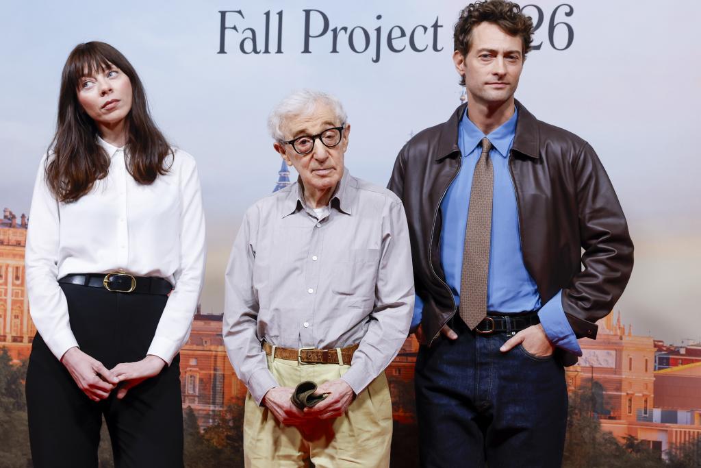 El director de cine Woody Allen (c) posa junto a los actores Alexi Wasser (i) y Peter Vives (d). EFE