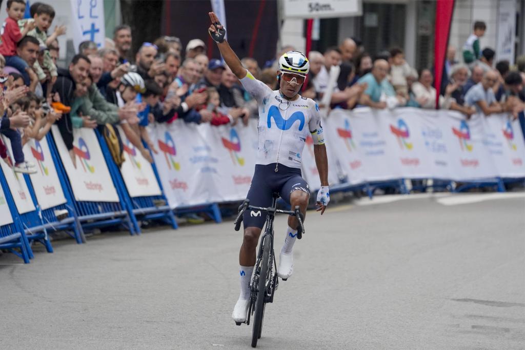 El colombiano Nairo Quintana, líder de la general, celebra la victoria conseguida en segunda etapa de la Vuelta Ciclista a Asturias 2026. EFE