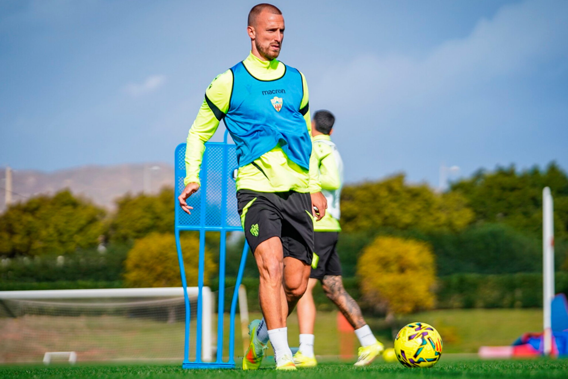 Rodrigo Ely, en un entrenamiento del Almería MARCA