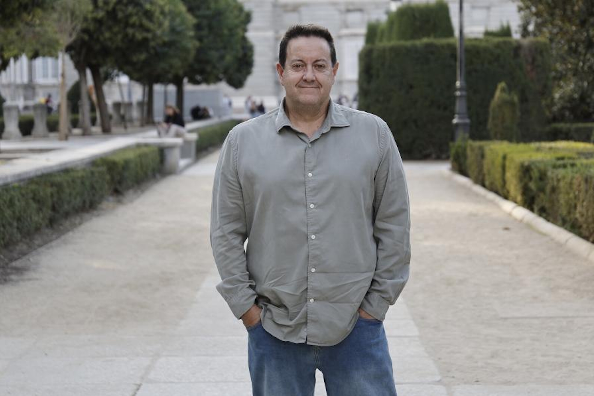 Antoni Daimiel, periodista, entrevistado por Jesús Sánchez en el Café Real de Madrid. ÁNGEL RIVERO