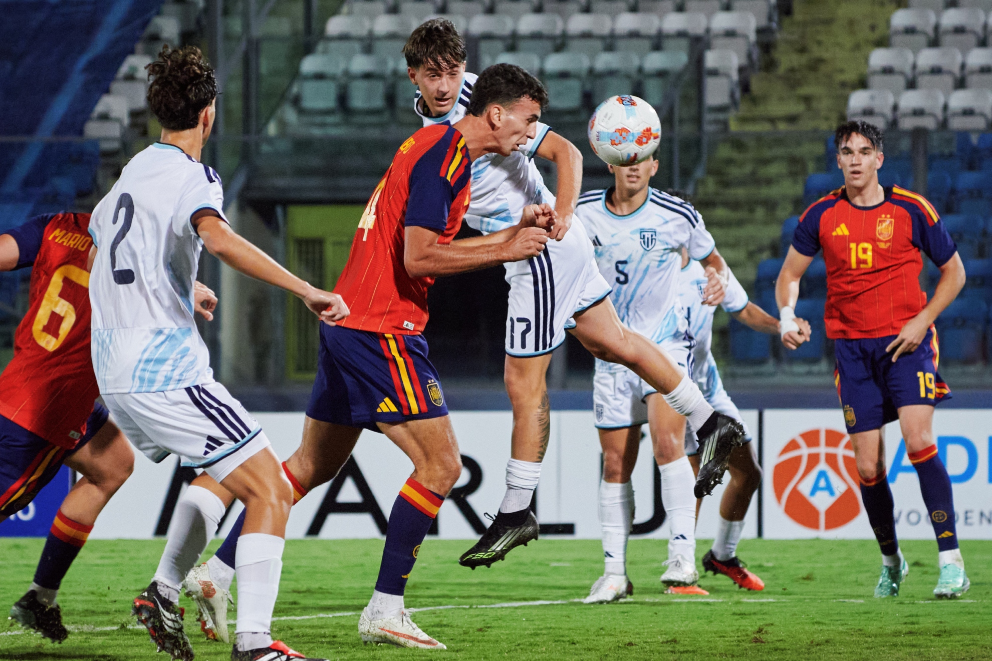 Jacobo rematando en su gol.