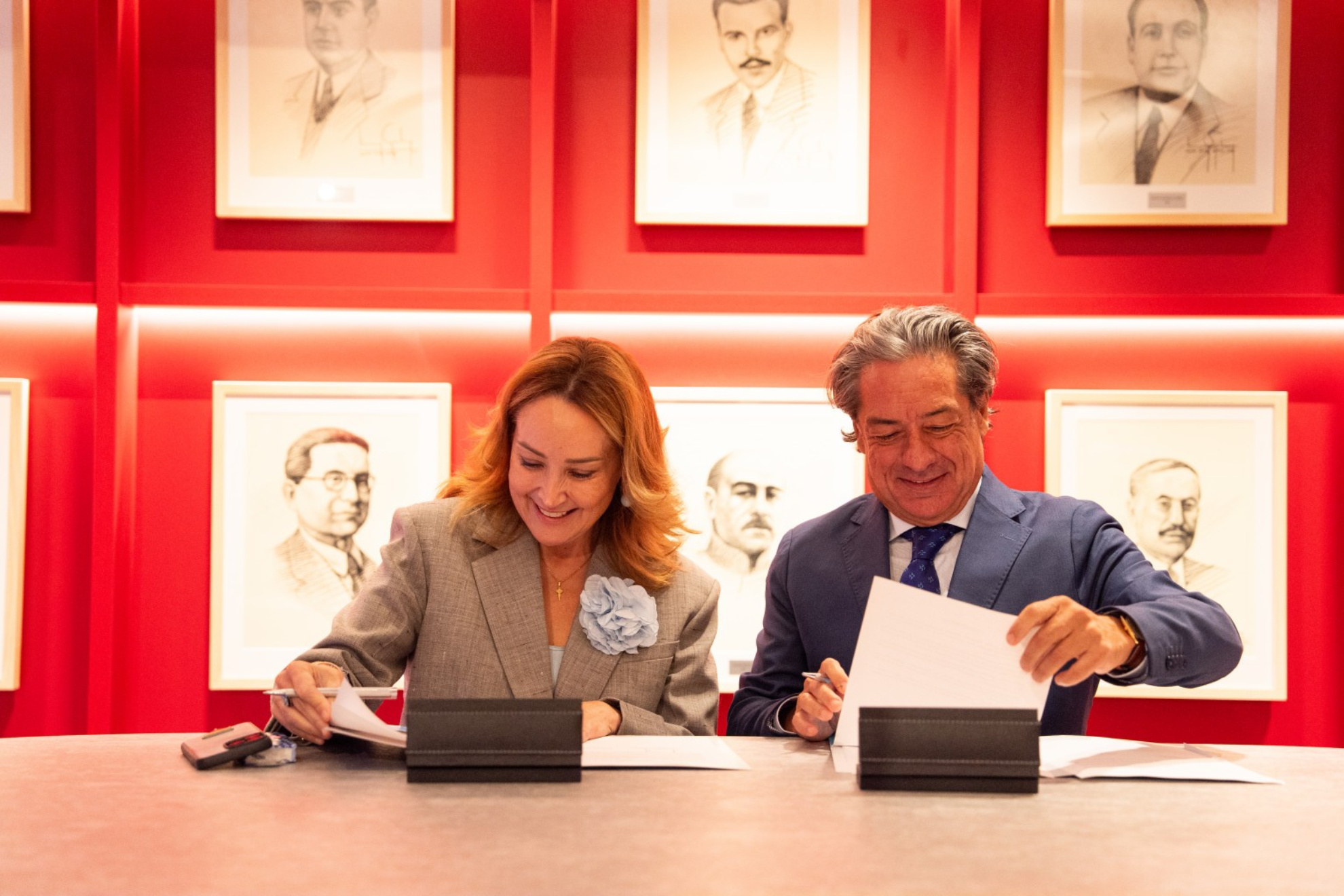 La presidenta del Celta, Marián Mouriño, y el de Conxemar, Eloy Alvariza, en la firma del acuerdo.