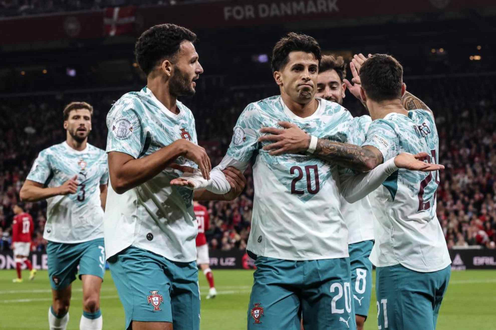 Cancelo celebra junto a sus compañeros el 0-1 de Portugal en Copenhague. EFE