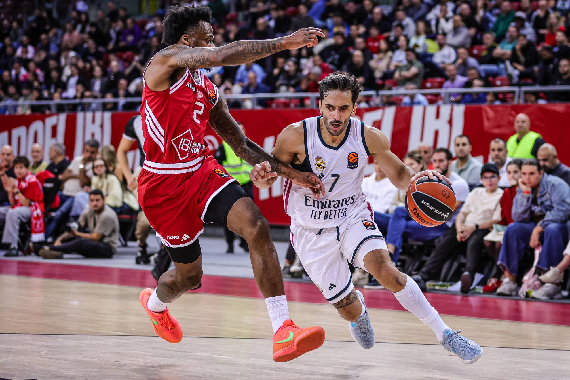 Facundo Campazzo intenta superar la defensa de Antonio Blakeney. GETTY IMAGES