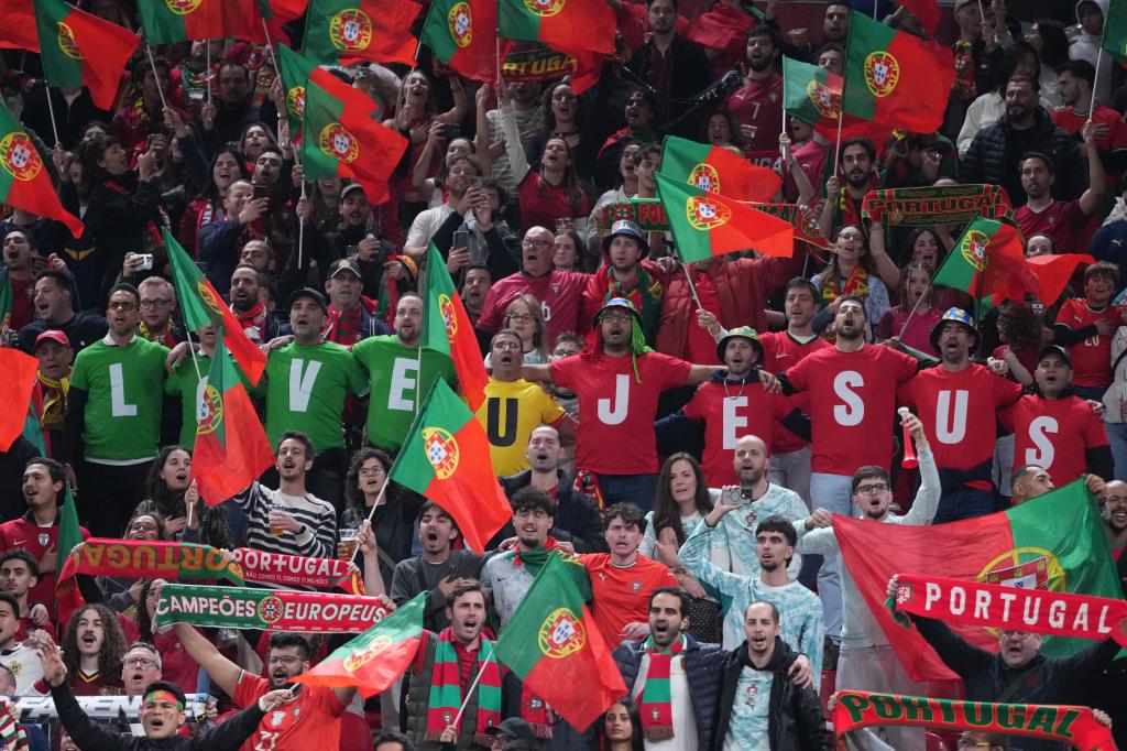 La afición portuguesa se divide: pancartas a favor de Cristiano... y de Jorge Jesus "Te amo, Jesús". Estos aficionados lo tienen claro. EFE Actualizado: 01/10/2026 23:59 horas