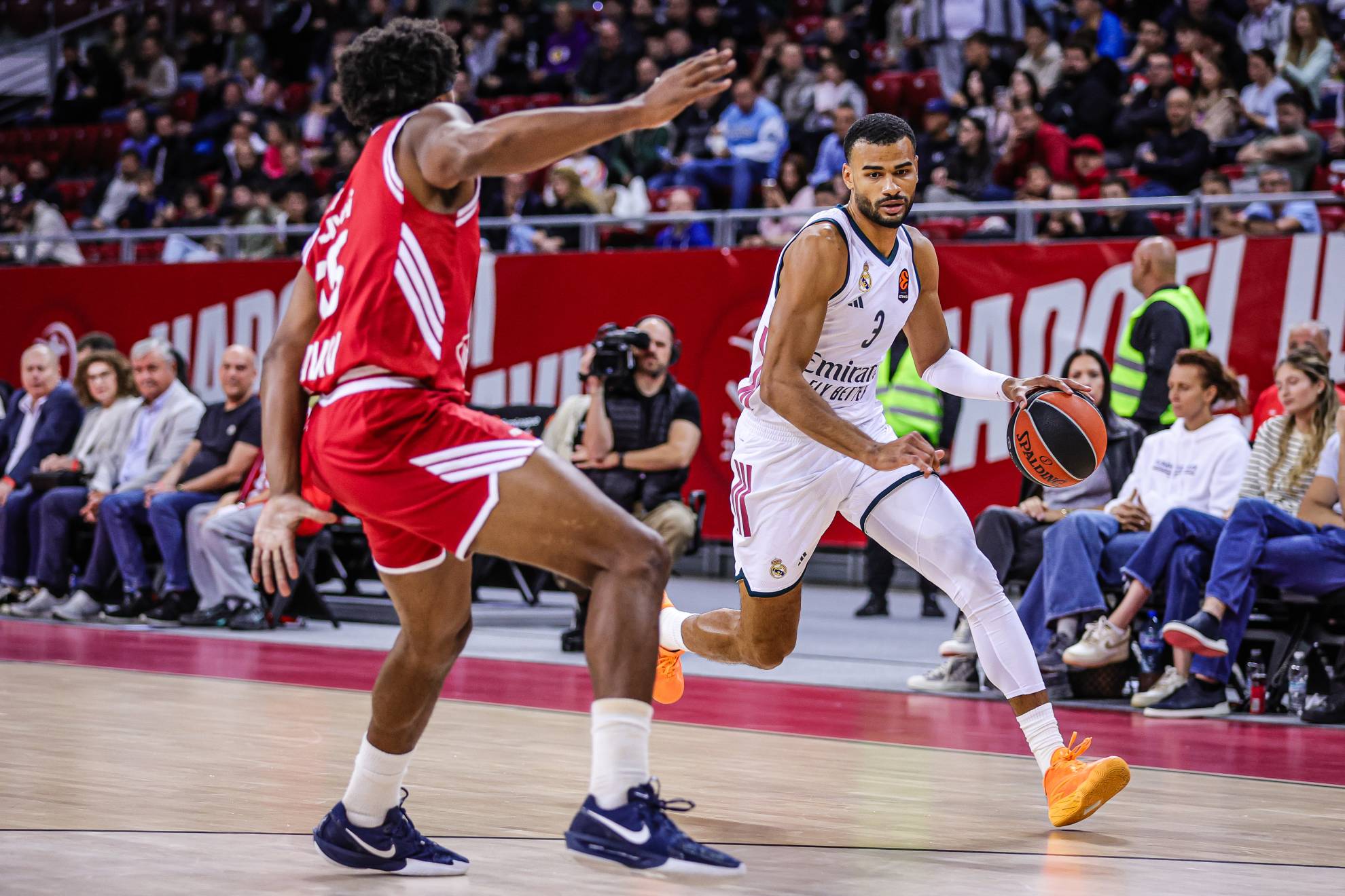 Timothe Luwawu-Cabarrot trata de superar la defensa de Zach Leday. GETTY IMAGES