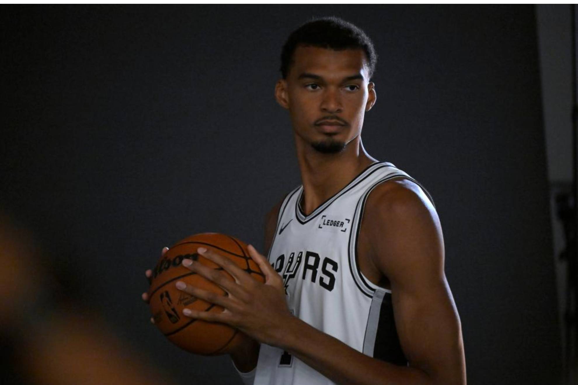 Victor Wembanyama, durante la sesión oficial de fotos de los Spurs. LAPRESSE
