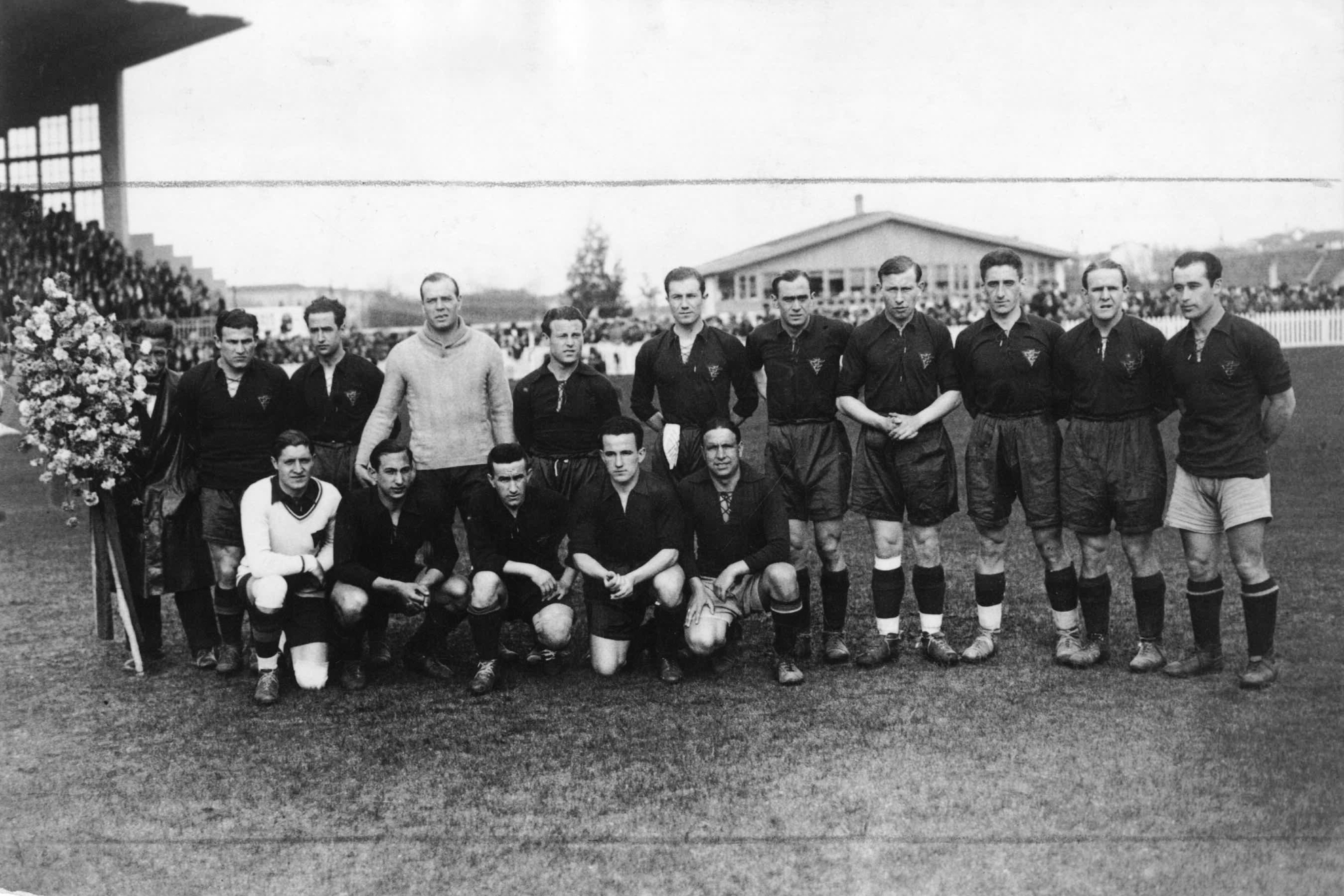El equipo español que se enfrentó a Yugoslavia en el primer partido de la selección en Oviedo, en 1932. .