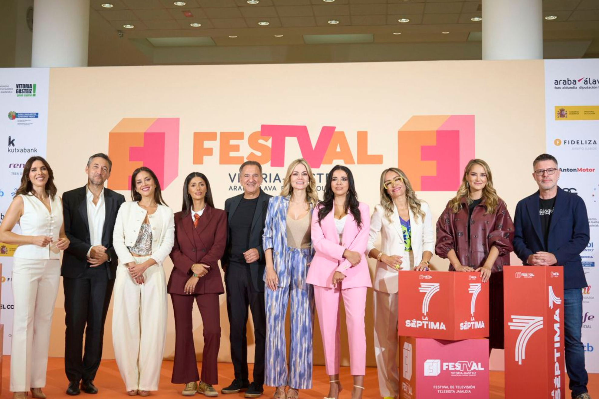 Parte de los integrantes del nuevo canal de televisión La Séptima, este lunes en el Festival de Televisión de Vitoria. ( L. Rico